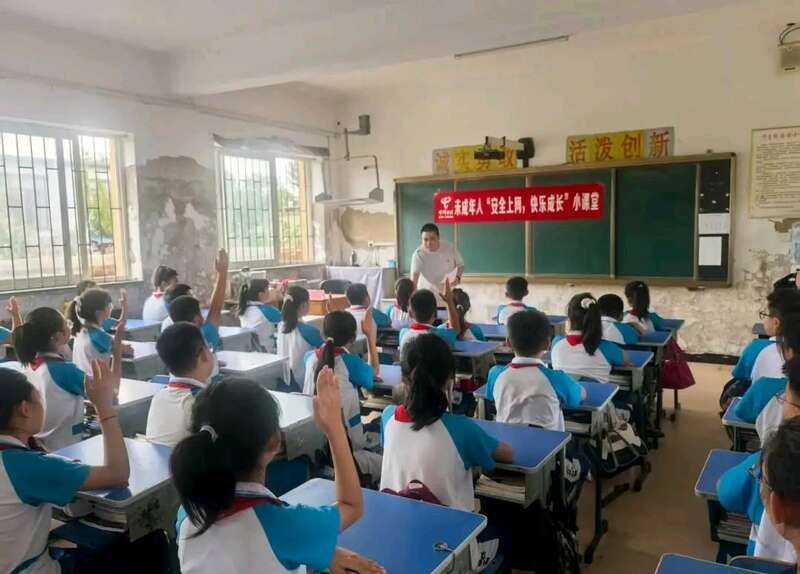 团辽宁省营口市委开展“情暖童心”开学季关爱行动